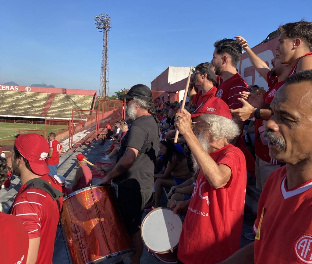 “Torcer até morrer”: fãs do America sobrevivem ao declínio do clube