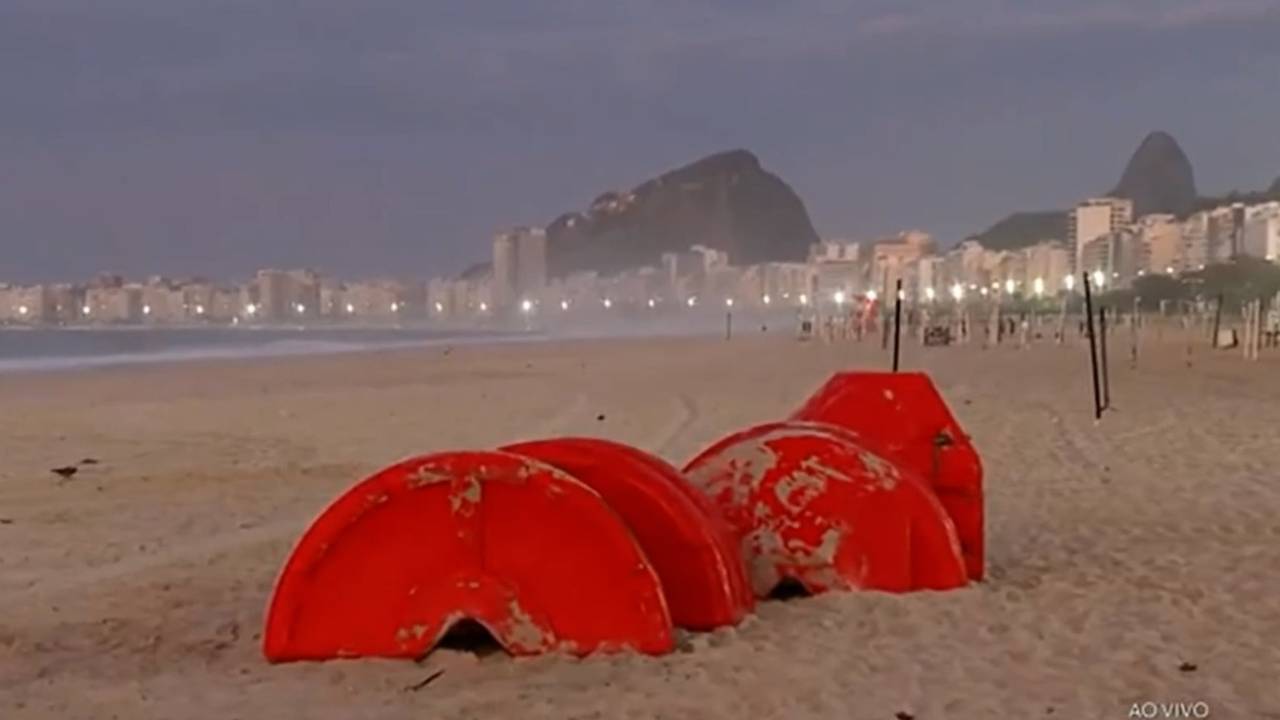 Ressaca que atinge o litoral do Rio arrasta boias da Marinha para a areia da Praia do Leme
