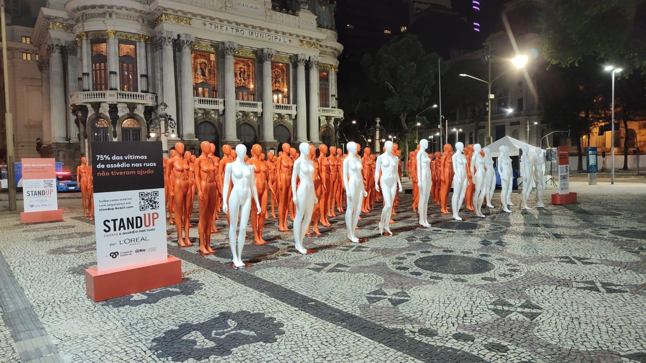 100 estátuas em tamanho real mostrarão a dimensão da questão do assédio no país: 88 delas, pintadas de laranja, representando as mulheres que já passaram por alguma situação de assédio ao longo de sua vida.
