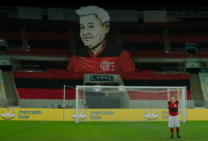 Zico no Maracanã, com a imagem do pai ao fundo