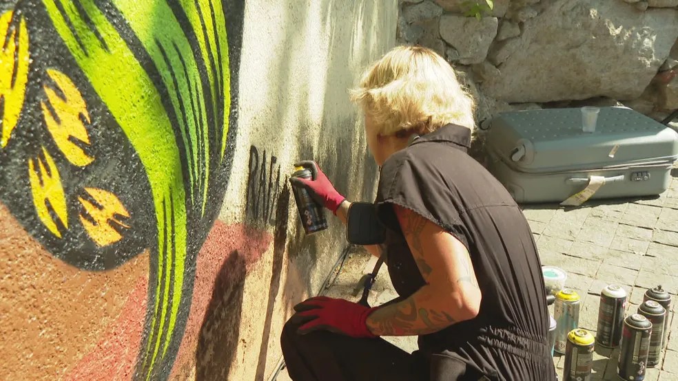 Homenagem: Rafa Mon durante a pintura do lindo painel em Santa Teresa