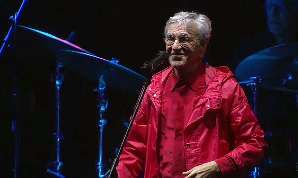 Caetano Veloso usa roupa ipermeável vermelha