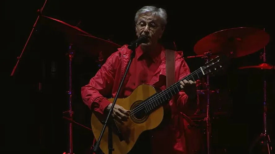 Caetano Veloso usa roupa ipermeável vermelha