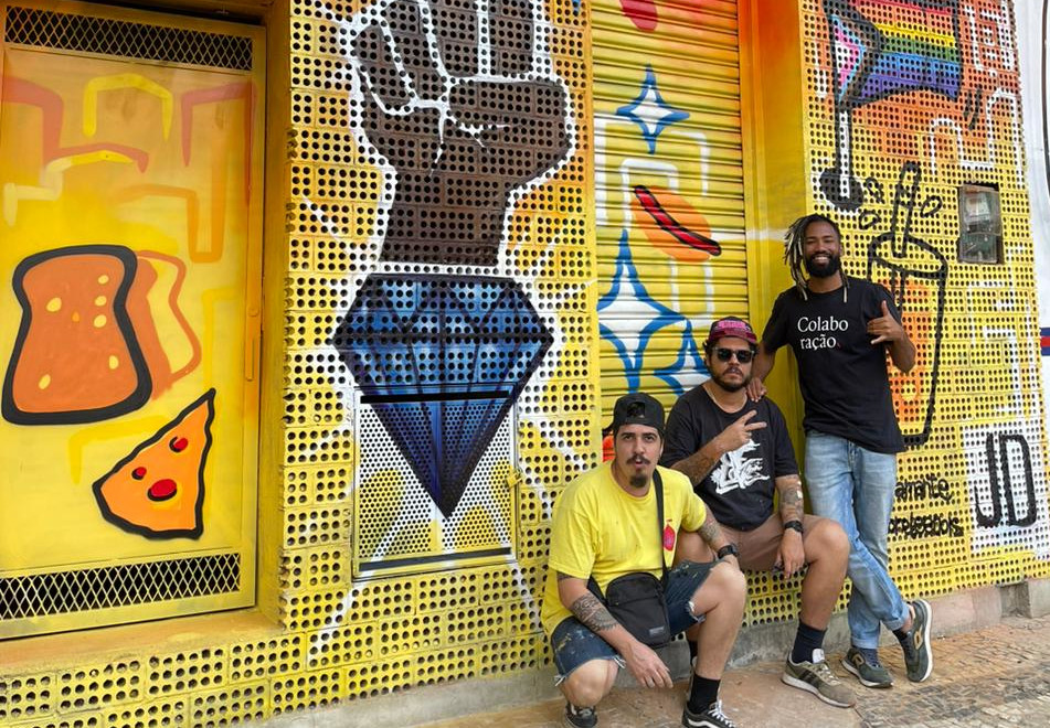 É Nóis: João (em pé), com os artistas Marcelo Ment e Jotac