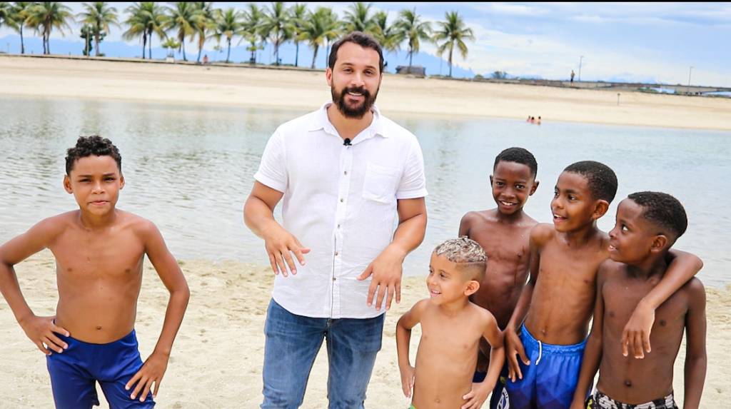 Foto mostra subprefeito Diego Vaz com crianças