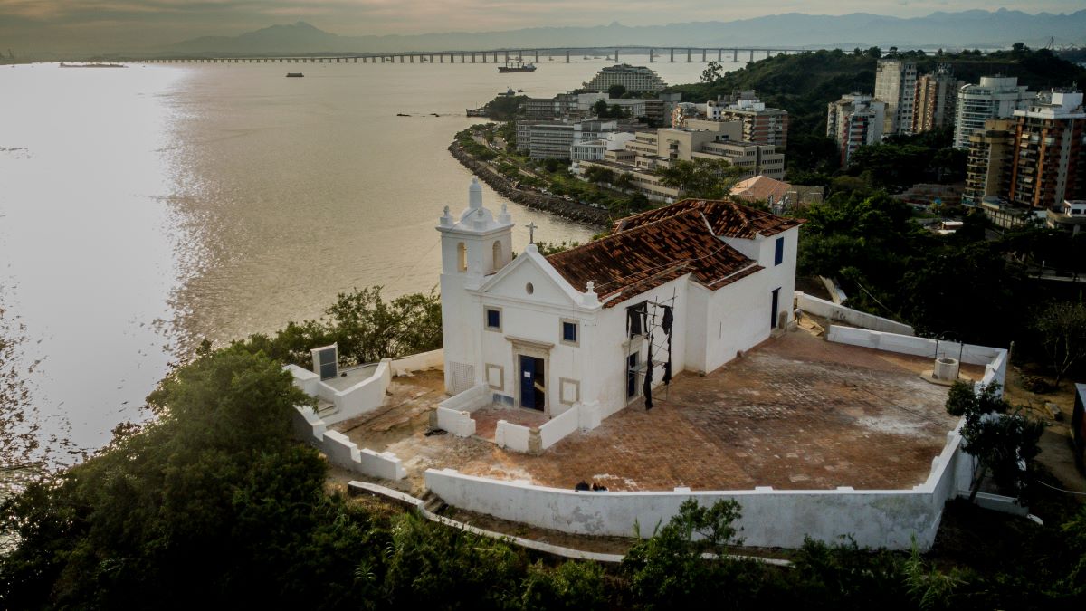 Foto mostra capela da Ilha de Boa Viagem