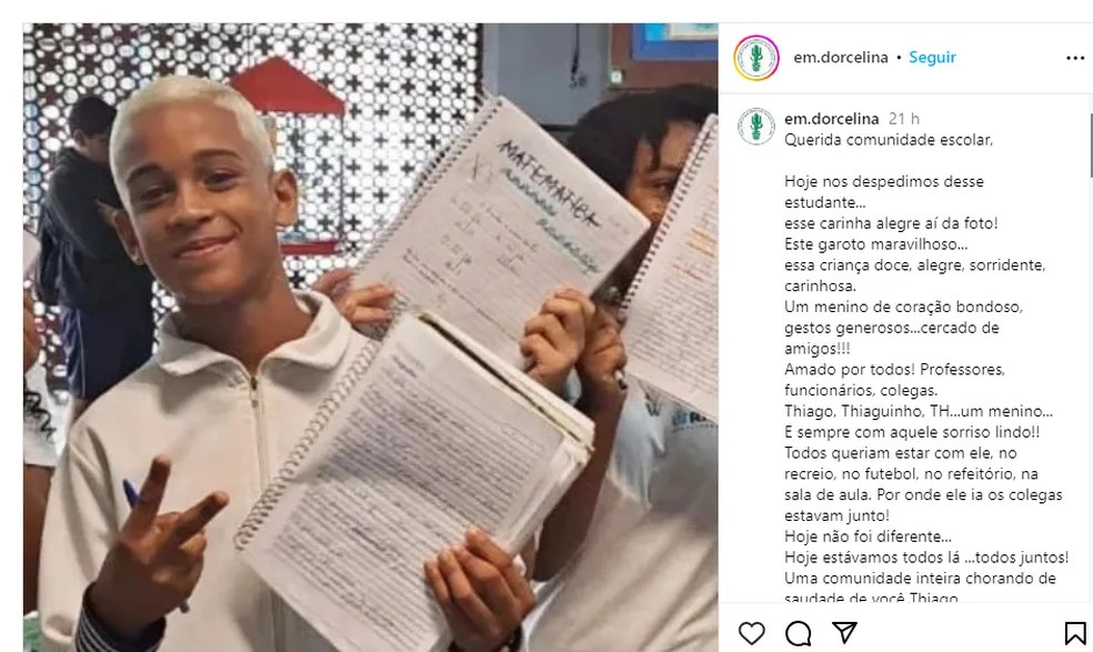 Foto mostra homenagem para o adolescente Thiago Flausino, que aparece na foto segurando um caderno escolar e sorrindo