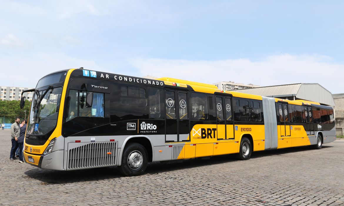 Foto mostra novo BRT, pintado de preto, cinza e amarelo