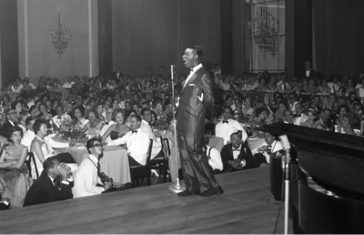 O cantor norte-americano Nat King Cole se apresenta no palco do Golden Room, no Copacabana Palace, em 1959