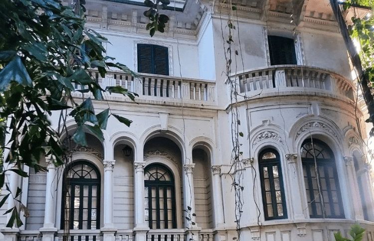 A bela fachada eclética da Casa Afonso Arinos, em detalhes