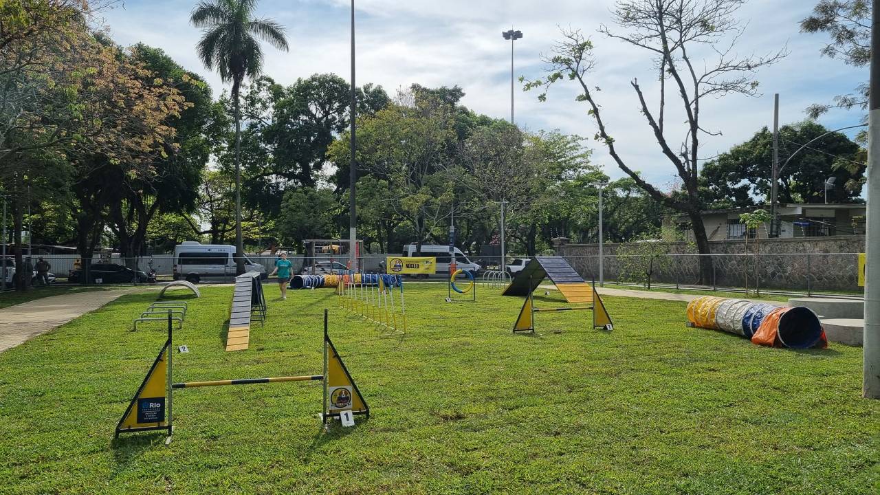Foto mostra novo parcão com brinquedos na Glória