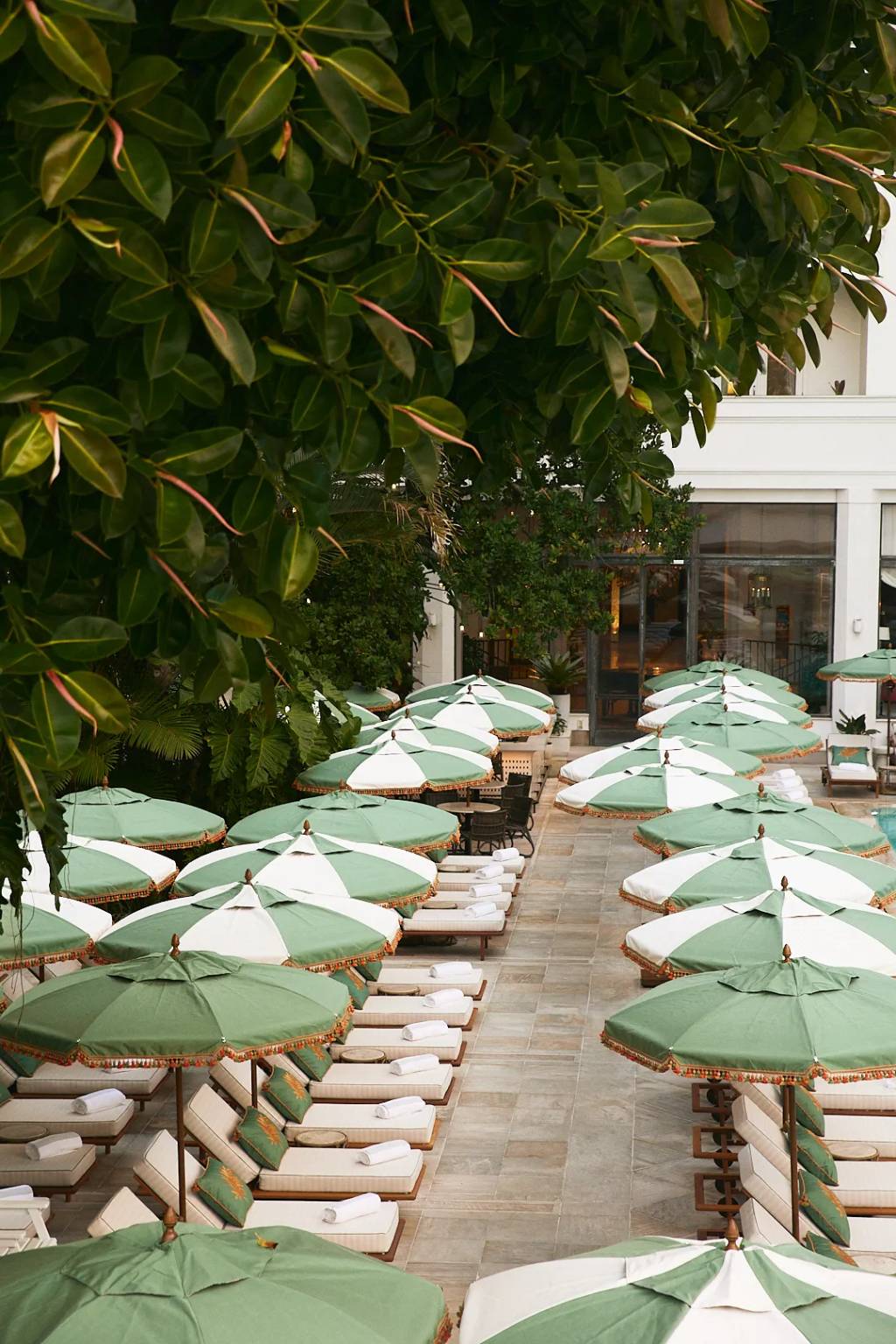 Copacabana Palace revela nova decoração da sua piscina emblemática