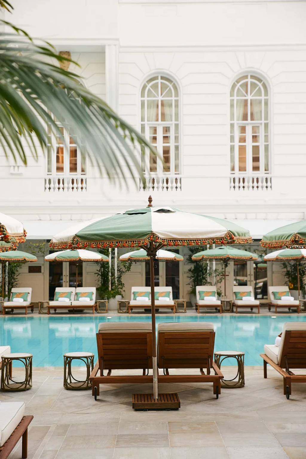 Copacabana Palace revela nova decoração da sua piscina emblemática