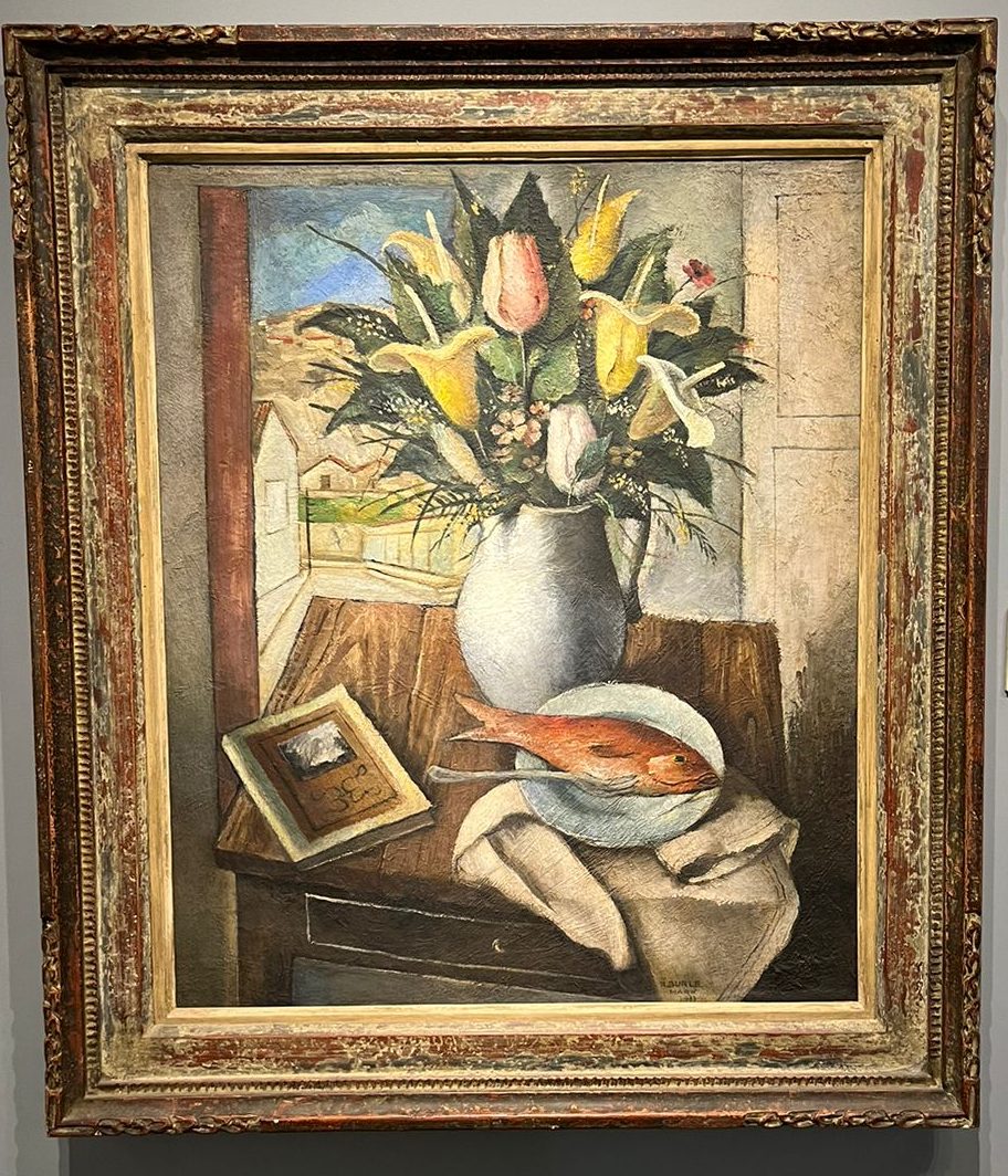 Pintura tem vaso branco com flores amarelas. À frente, um prato com um peixe cor de laranja.
