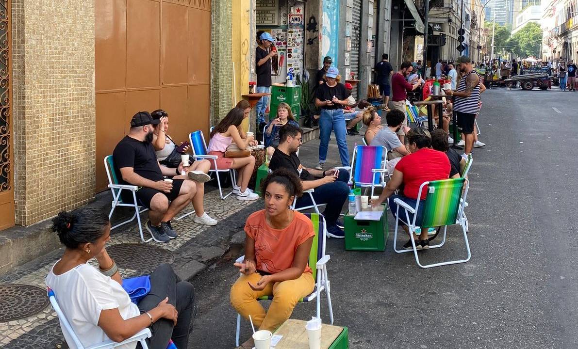 Na calçada do Labuta Bar, na Rua do Senado, as cadeiras de praia se juntam ao ambiente descontruído do lugar.