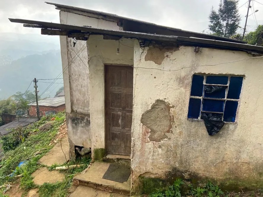 Casa, com partes em tijolo, fica no alto de um barranco no Centro de Petrópolis