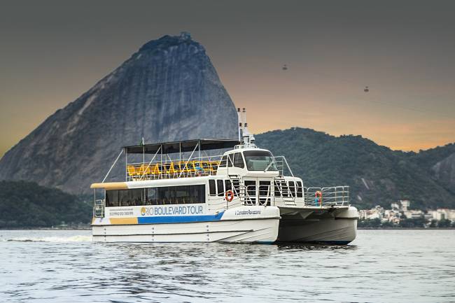 Com direito a espumante, cariocas viram turistas em rolé náutico noturno