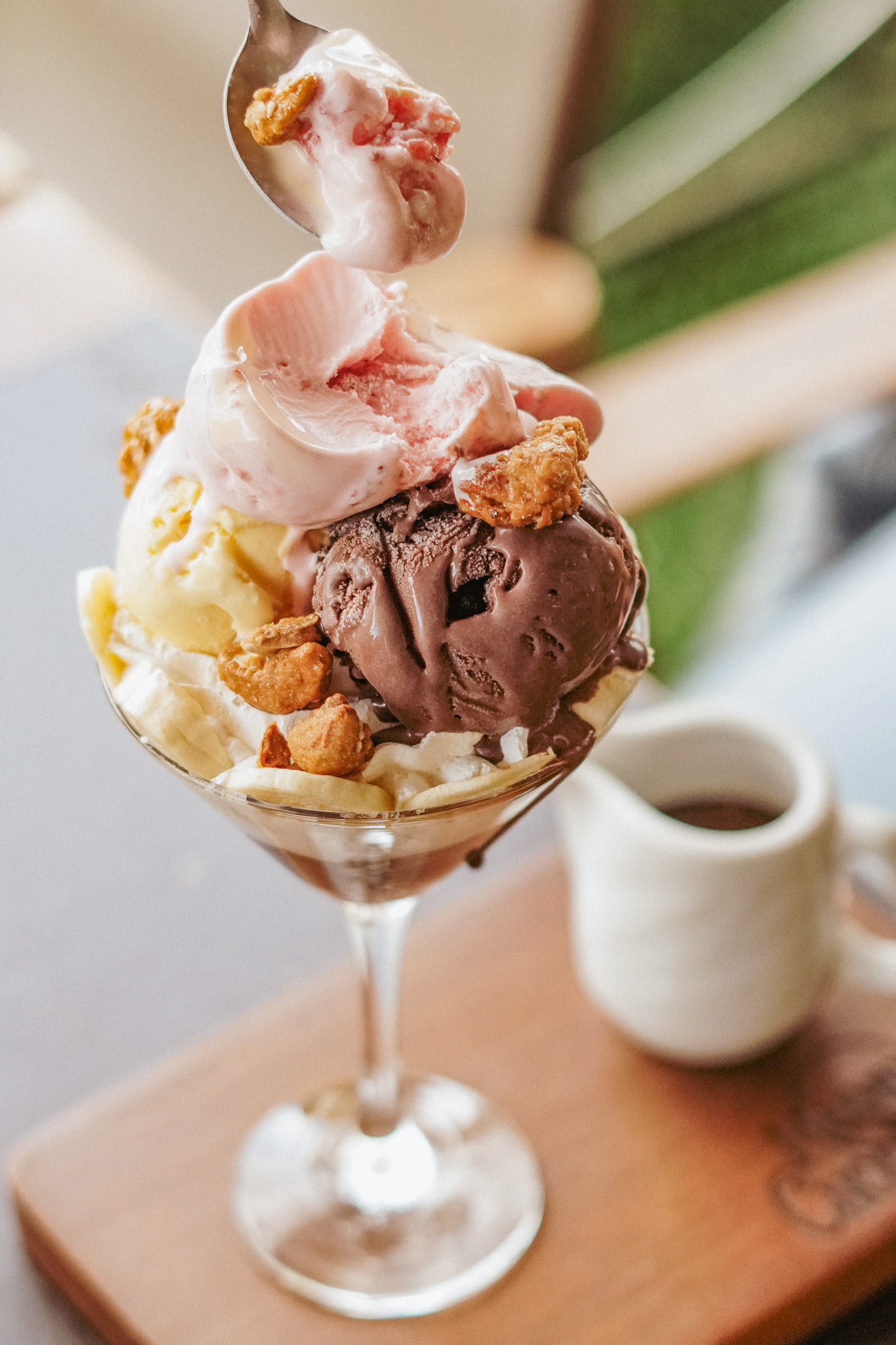 Lugano: banana split na taça com três sabores de sorvete