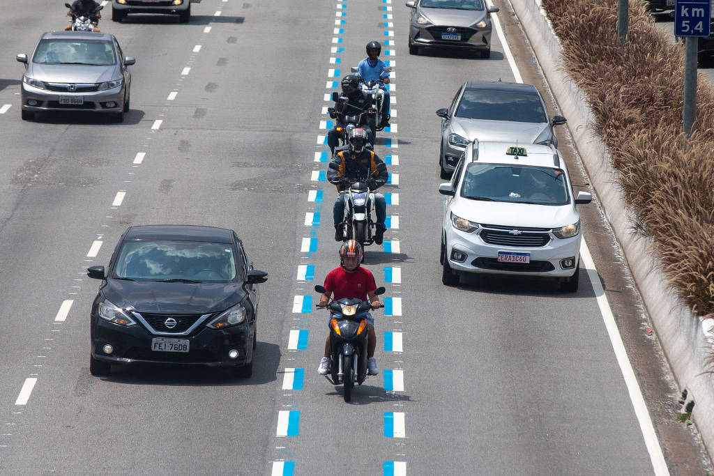 Corredor: faixas azuis no asfalto indicam o espaço para as motos em São Paulo
