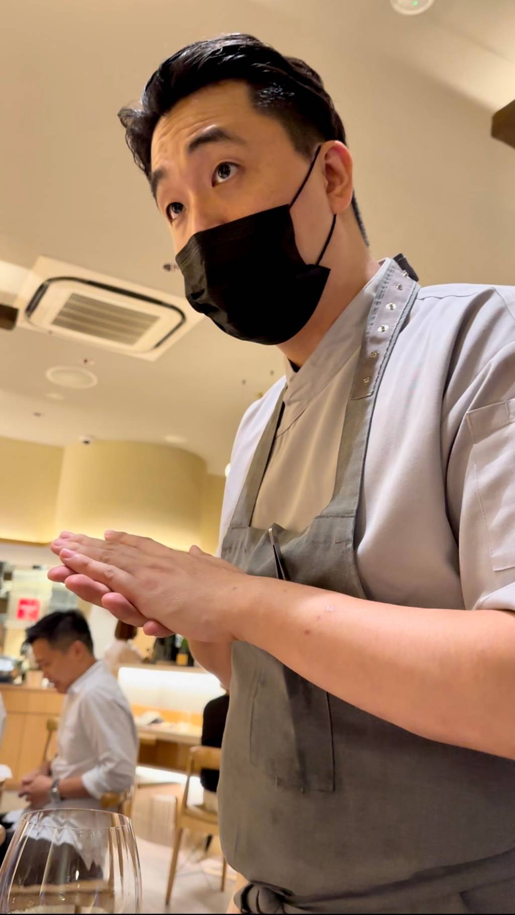 Louis Han, chef do excelente Nae:Um, em Singapura, vem servir um dos pratos