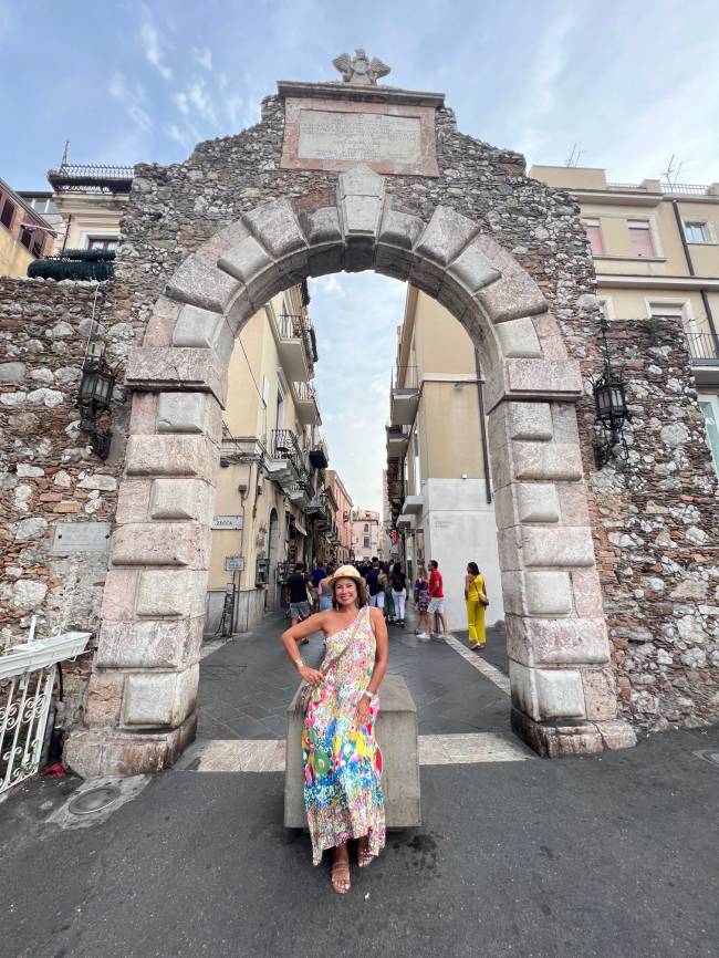 Entrada do Corso Umberto Renata Araújo em Taormina, Sicília