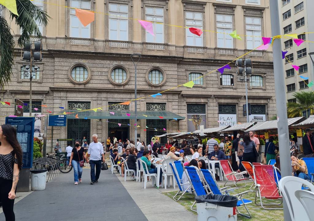Foto mostra CCBB ao fundo e feira Junta Local acontecendo na frente