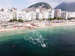 Competidores do Rei e Rainha da praia nadando em Copacabana
