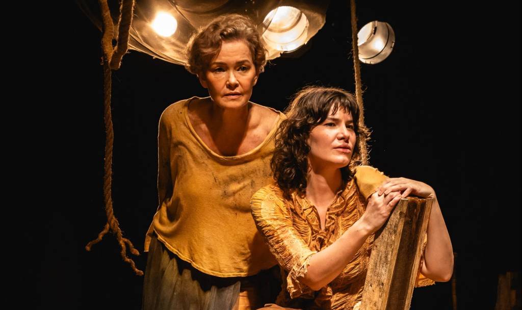 Em cena: Julia Lemmertz divide palco com a filha e peça chega à maioridade