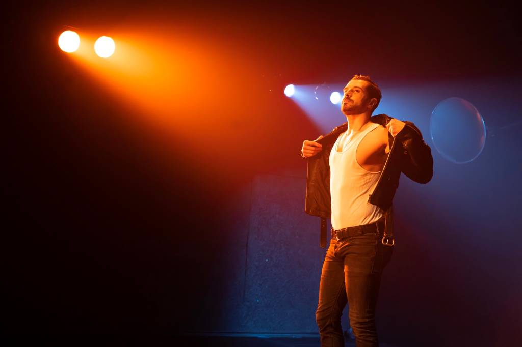 Peça lotada há 10 meses, Tráfico dribla falta de patrocínio e palcos