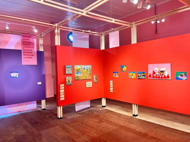 Vista da exposição 'Sofrência', que integra o projeto Arte nas Estações, montada no interior de Minas.