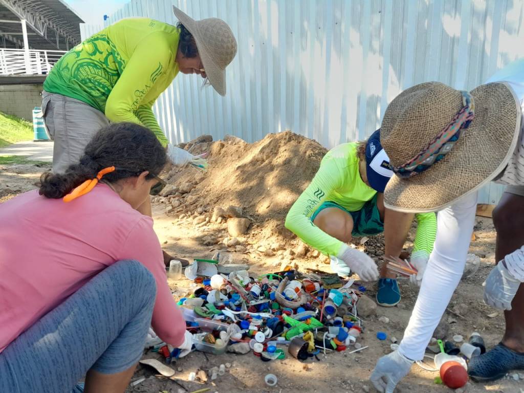 Foto mostra mutirão de limpeza na Marina da Glória