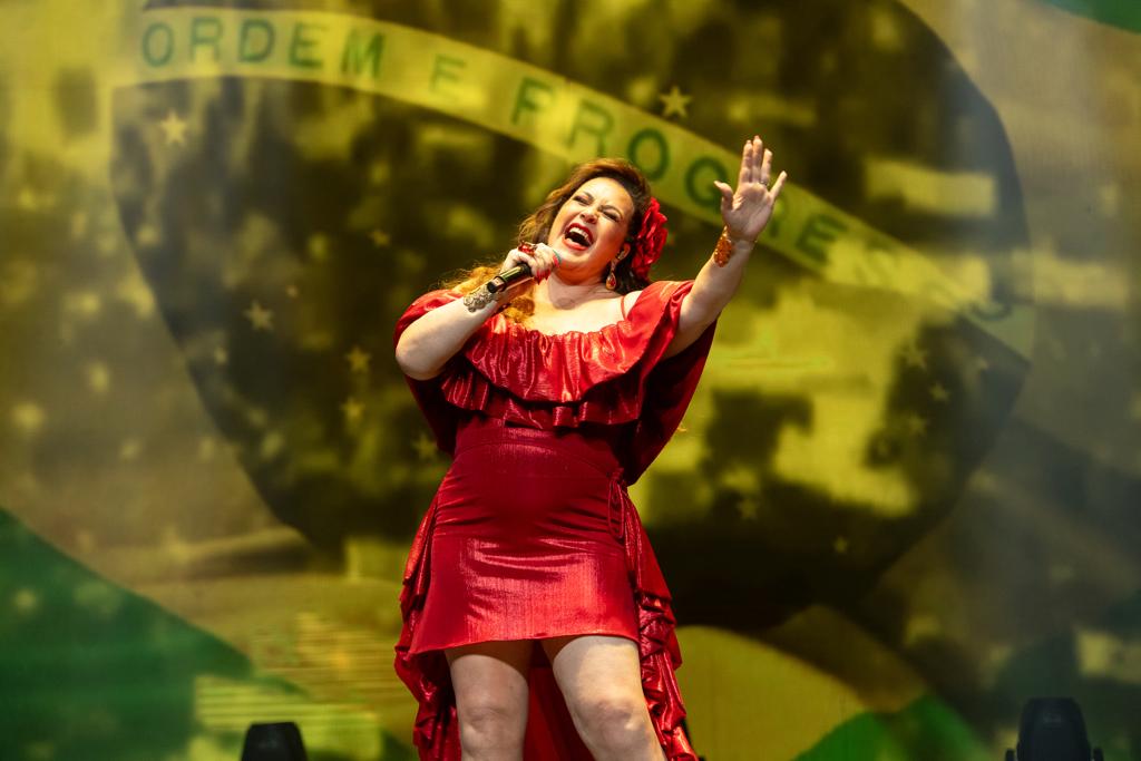 Mãe de Gloria Groove faz tributo a Gal Costa no Rio de Janeiro