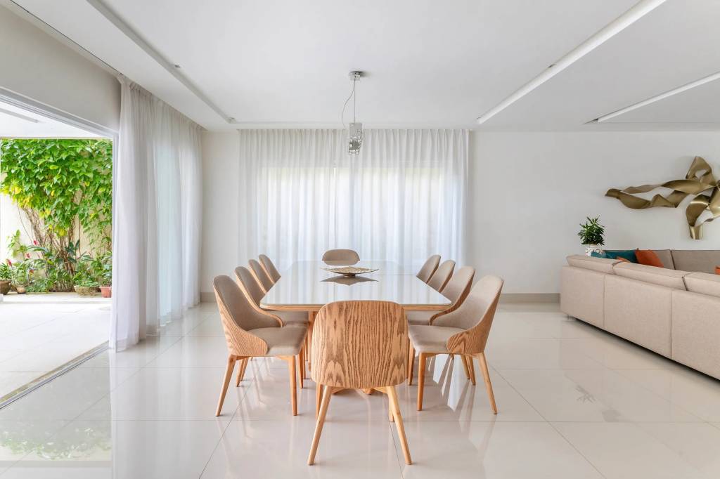 Janelas até o teto emolduram a natureza nesta sala de 200 m²