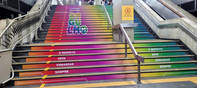 Concessionária coloriu estações com o arco-íris durante o Mês do Orgulho LGBTQIA+