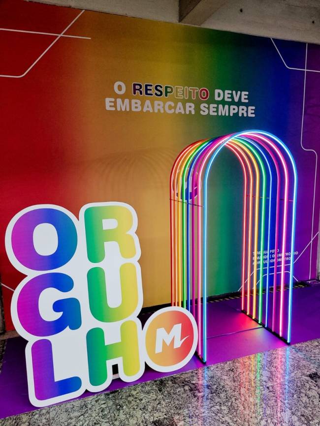 Campanha para o Mês do Orgulho LGBTQIA+ coloriu estações do MetrôRio
