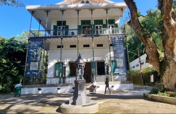 A fotografia mostra o Museu Histórico da Cidade, que fica em um sobrado histórico, do século 19, em meio ao verde do Parque da Cidade, na Gávea.