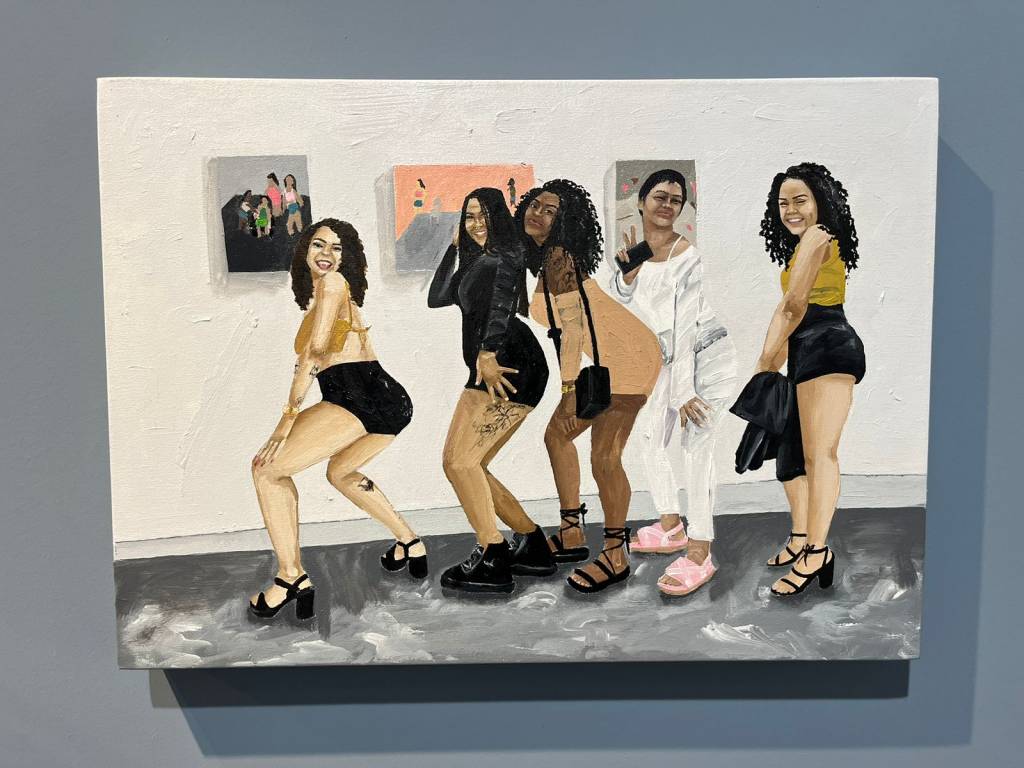 O quadro tem quatro mulheres fazendo pose como se fossem dançar funk em uma galeria de arte, com os quadros ao fundo. Elas estão com roupas que geralmente as mulheres usam nos bailes funk, como sandálias plataforma, shortinho curto e vestido justo e curto.