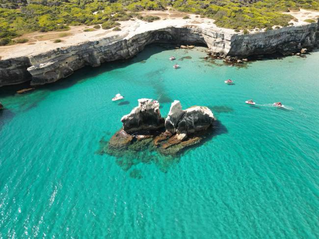 Torre dell'Orso com as Due Sorelle e a baia escondida entre as falésias