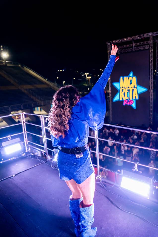 Cantora abriu a apresentação em cima do trio Cantora abriu a apresentação em cima do trio
