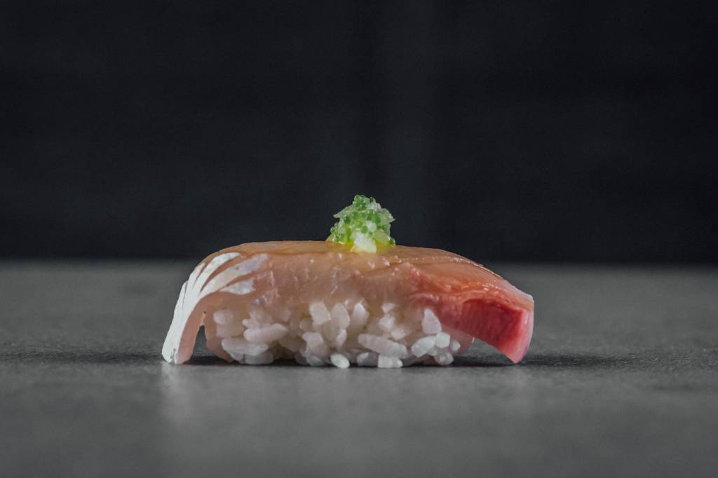 Mitsubá: sushi de olho de boi leva tempero com espuma de cebola e ova