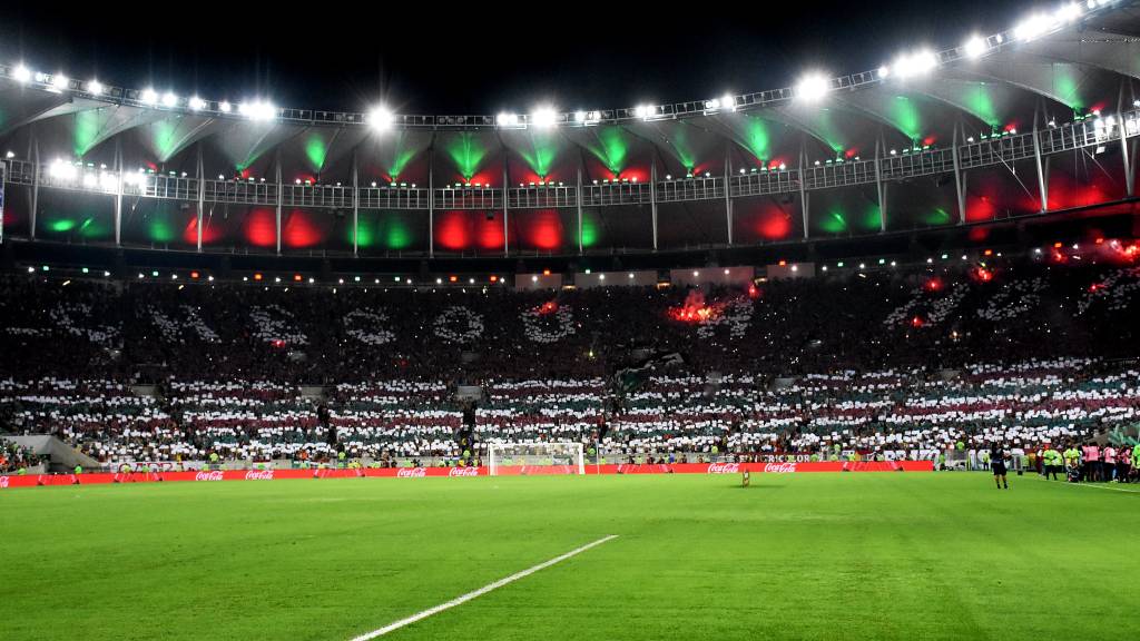 Torcida do Fluminense forma mosaico da arquibancada