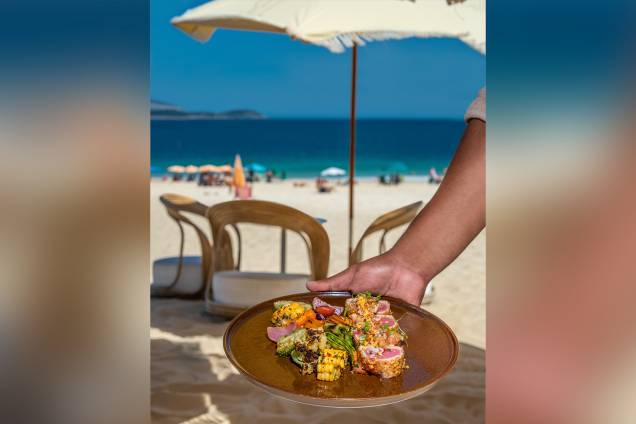 Sel D'Ipanema: quiosuqe tem pratos como o atum em crosta de milho e ainda vem com a vista da praia