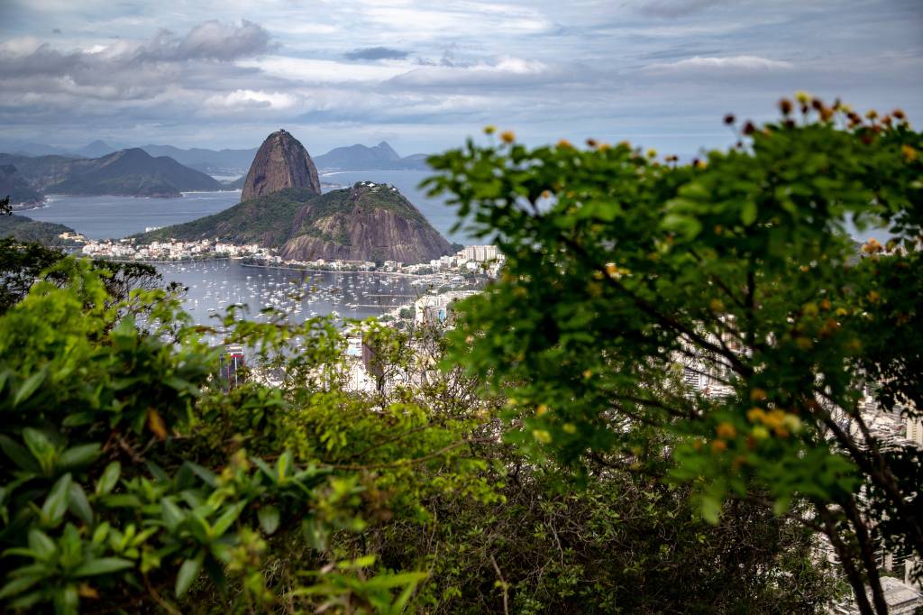 Foto mostra paisagem do Rio com nuvens