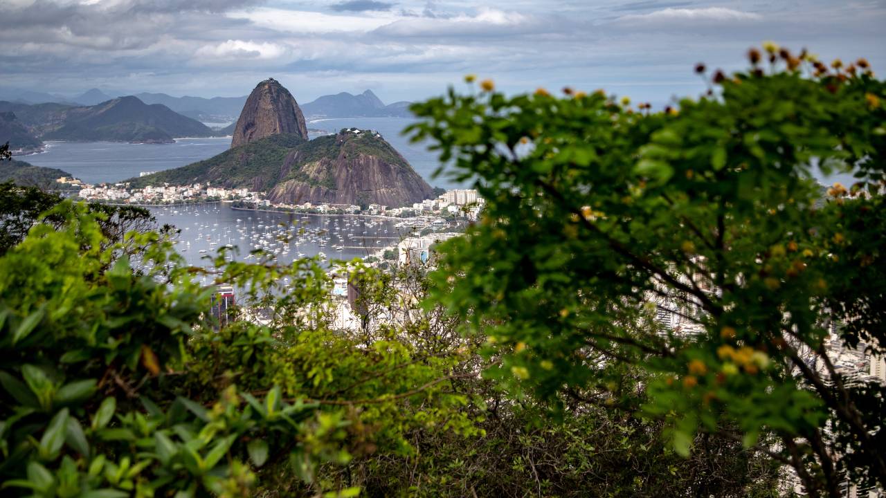 Foto mostra paisagem do Rio com nuvens