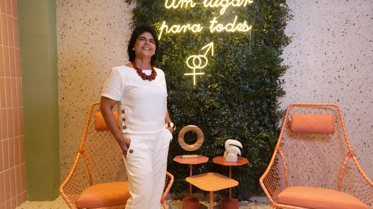 Arquiteta Andréa Silveira assina banheiro agênero na Morar Mais 2023
