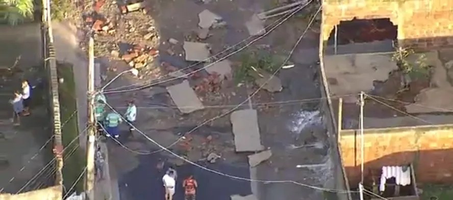 rua-nova-iguacu-destruida-após-rompimento-adutora