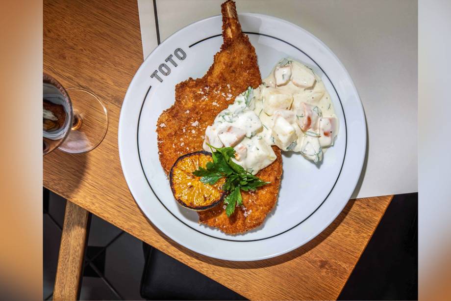 Toto: prime rib suíno à milanesa, salada de raízes e maionese de ovo cozido