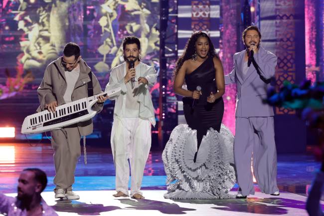 Iza se apresentando no grammy latino Iza se apresentando no grammy latino