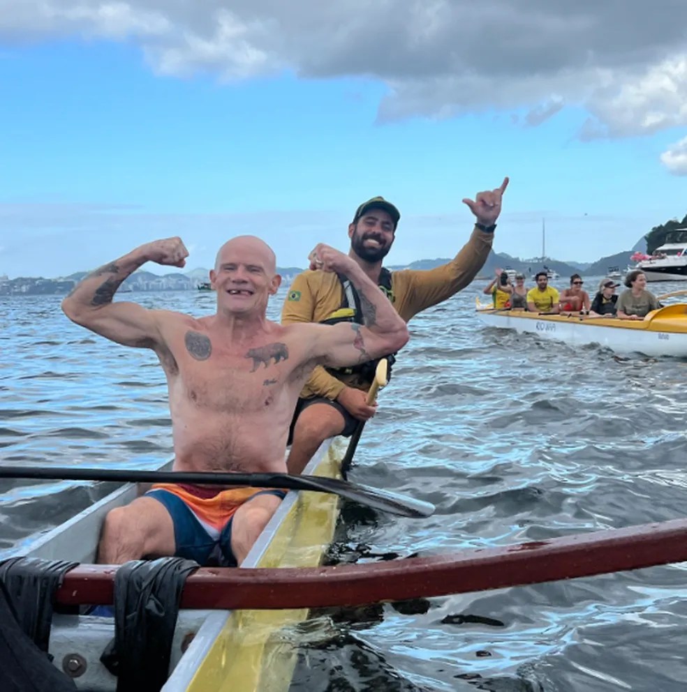 Tipo carioca! Flea, baixista do Red Hot, rema na Baía de Guanabara