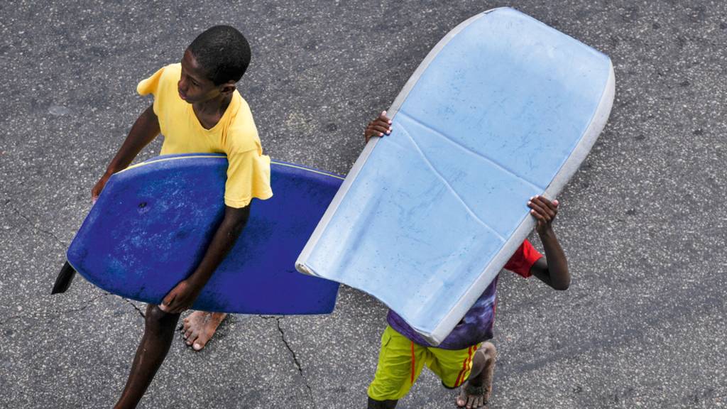 Mostra do fotógrafo Rogério Reis no Paço Imperial ressignifica a praia